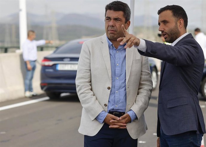 El presidente de la Generalitat valenciana, Carlos Mazón, acompañado por el acalde de Sagunto, Darío Moreno Lerga, durante la apertura del vial estructural de Parc Sagunt II, a 23 de julio de 2025, en Valencia, Comunidad Valenciana (España). 