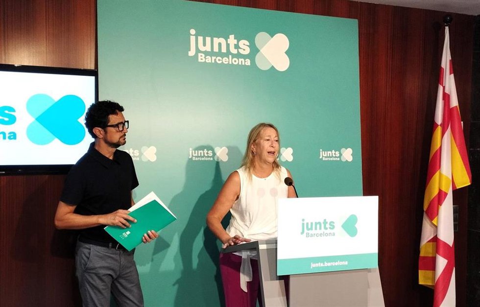 La portavoz de Junts en el Ayuntamiento de Barcelona, Neus Munté, y el concejal de Junts, Dami Calvet, en rueda de prensa este miércoles.