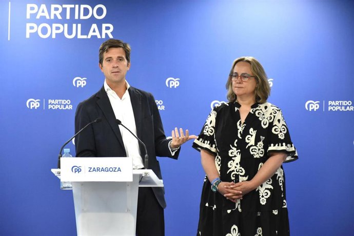 El presidente del PP Zaragoza, Ramón Celma, y la diputada provincial Carmen Lázaro.