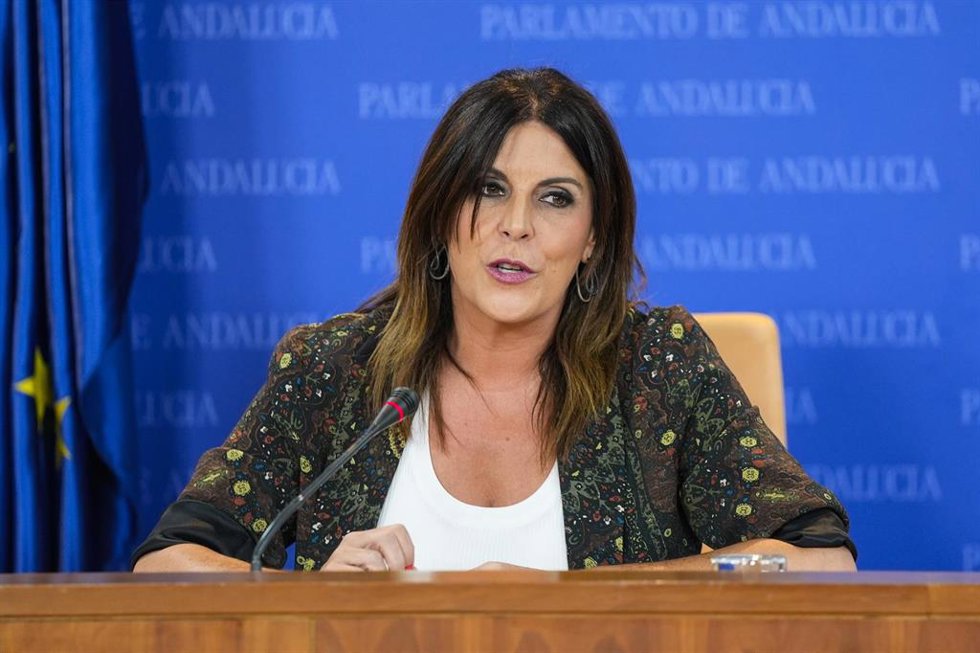 La portavoz adjunta del Grupo Parlamentario Socialista, Ángeles Férriz, durante la ronda de ruedas de prensa de portavoces de los grupos parlamentarios en el Parlamento de Andalucía, a 23 de julio de 2025 en Sevilla (Andalucía, España). Los portavoces d