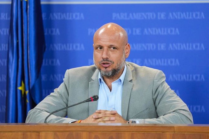El portavoz adjunto del Grupo Parlamentario Vox, Rodrigo Alonso, durante la ronda de ruedas de prensa de portavoces de los grupos parlamentarios en el Parlamento de Andalucía, a 23 de julio de 2025 en Sevilla (Andalucía, España). Los portavoces de los gru