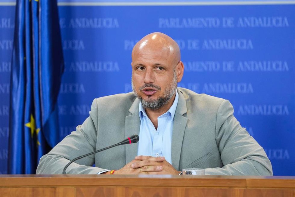 El portavoz adjunto del Grupo Parlamentario Vox, Rodrigo Alonso, durante la ronda de ruedas de prensa de portavoces de los grupos parlamentarios en el Parlamento de Andalucía, a 23 de julio de 2025 en Sevilla (Andalucía, España). Los portavoces de los g
