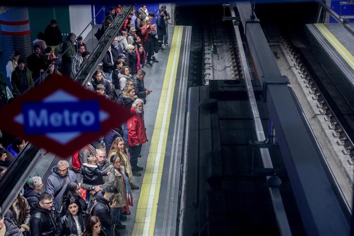 Archivo - Decenas de personas en la estación de Atocha de Metro, a 25 de febrero de 2024, en Madrid (España).