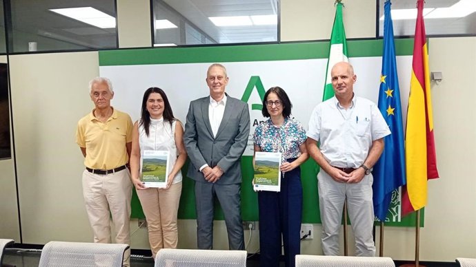 La delegada de Economía, Hacienda y Fondos Europeos y de Industria, Energía y Minas de la Junta en Huelva, Lucía Núñez, ha recibido este lunes a responsables de Enagás para conocer la futura Red Troncal Española de Hidrógeno.