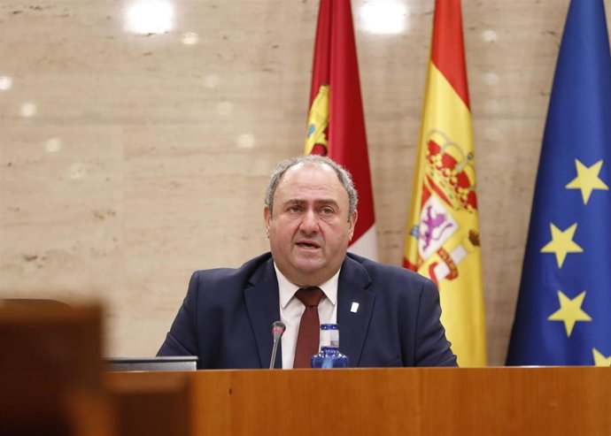 Archivo - El consejero de Agricultura, Ganadería y Desarrollo Rural, Julián Martínez Lizán