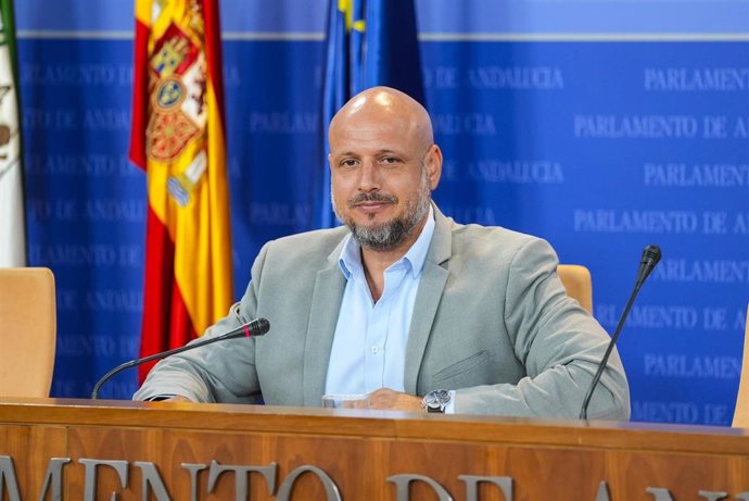 El portavoz adjunto del Grupo Parlamentario Vox, Rodrigo Alonso, durante la ronda de ruedas de prensa de portavoces de los grupos parlamentarios en el Parlamento de Andalucía, a 23 de julio de 2025 en Sevilla (Andalucía, España). Los portavoces de los gru