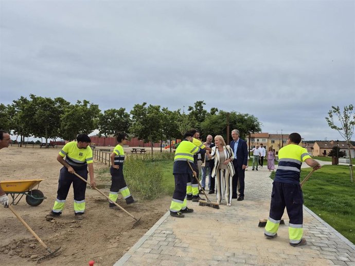 La consejera de Industria visita a los participantes en uno de los planes de empleo local desarrollada en Las Navas del Marqués.