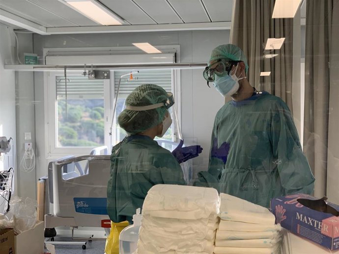 Dos sanitarios en un centro hospitalario