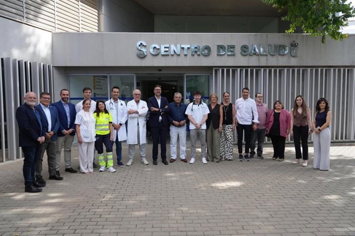 El consejero de Educación, Amador Pastor, visita el centro de salud de El Bonillo.