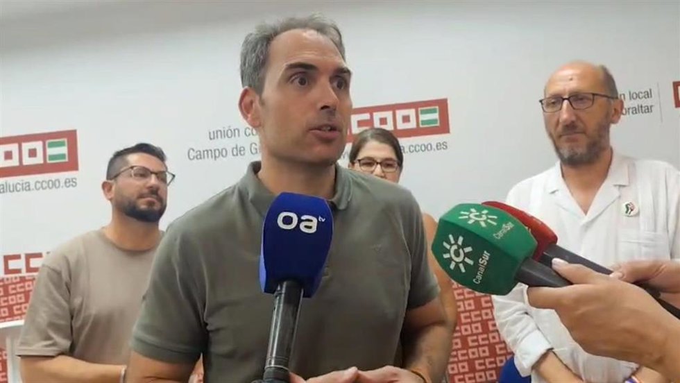 Toni Valero atiende a los periodistas en Algeciras.