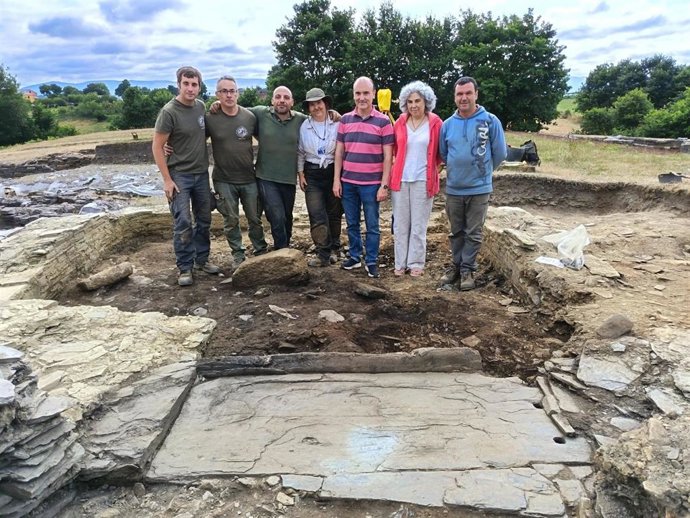 Investigadores y arqueólogos en el yacimiento arqueológico del Chao Samartín, en Grandas de Salime.