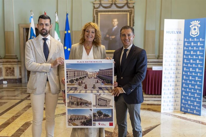 La alcaldesa de Huelva, Pilar Miranda; el primer teniente alcalde de Urbanismo y Medioambiente, Felipe Arias; y el gerente de OnlyParking, Abel Pizarro, en la presentación del proyecto de la nueva Plaza Mayor de Huelva.