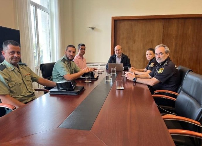 La Comisión de Seguimiento del Plan Director, reunida en la Delegación del Gobierno en Asturias.