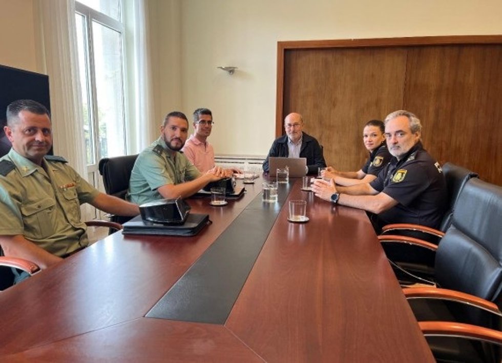La Comisión de Seguimiento del Plan Director, reunida en la Delegación del Gobierno en Asturias.
