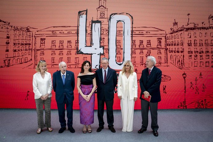Archivo - (I-D) Los expresidentes de la Comunidad de Madrid, Esperanza Aguirre y Joaquín Leguina, la presidenta de la Comunidad de Madrid, Isabel Díaz Ayuso, y los expresidentes de la Comunidad de Madrid, Alberto Ruiz-Gallardón y Cristina Cifuentes.