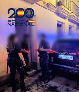 Agentes de la Policía Nacional en la vivienda de Cádiz interceptada como punto de venta de droga.