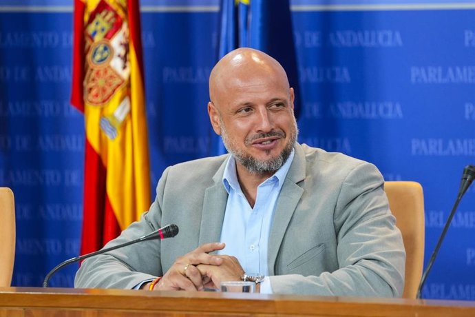 El portavoz adjunto del Grupo Parlamentario Vox, Rodrigo Alonso, durante la ronda de ruedas de prensa de portavoces de los grupos parlamentarios en el Parlamento de Andalucía, a 23 de julio de 2025 en Sevilla (Andalucía, España). Los portavoces de los gru
