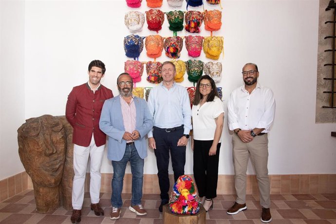 Autoridades en la exposición 'Obra de arte de gorras de Montehermoso'