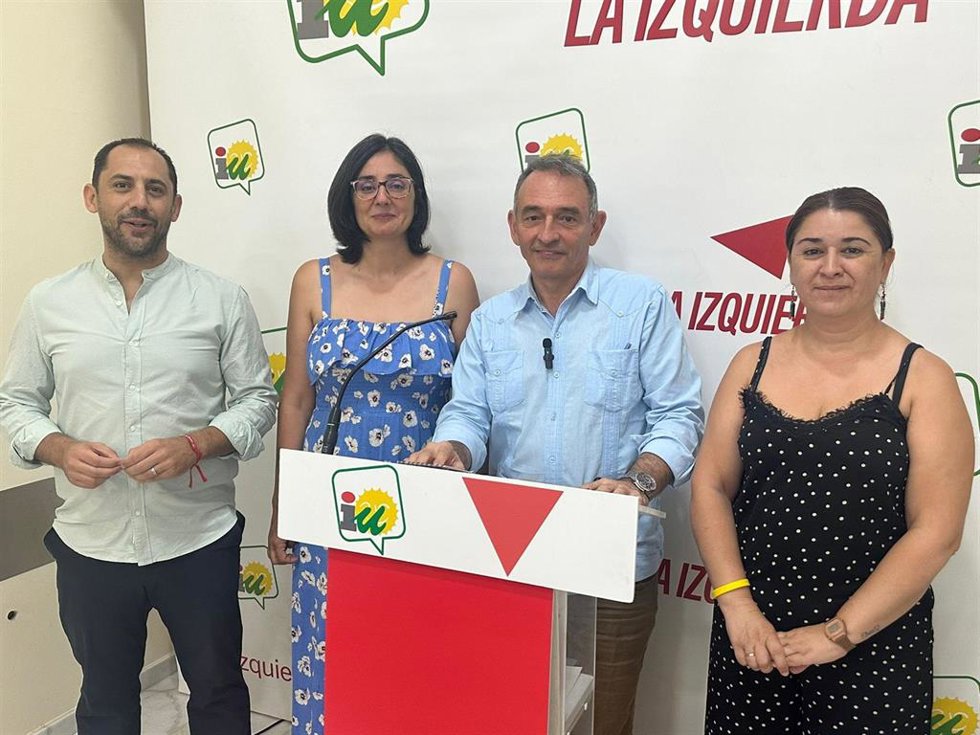 Santiago (2 dcha.), en la sede provincial de IU Córdoba, con responsables de la coalición en la provincia.