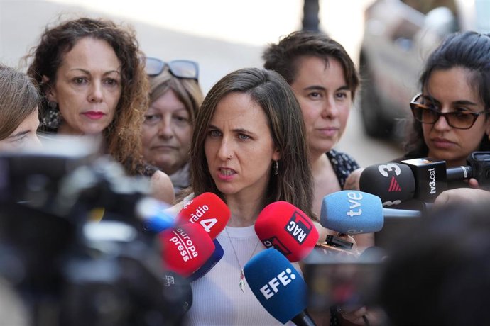 La secretaria general de Podemos, Ione Belarra, atiende a los medios de comunicación