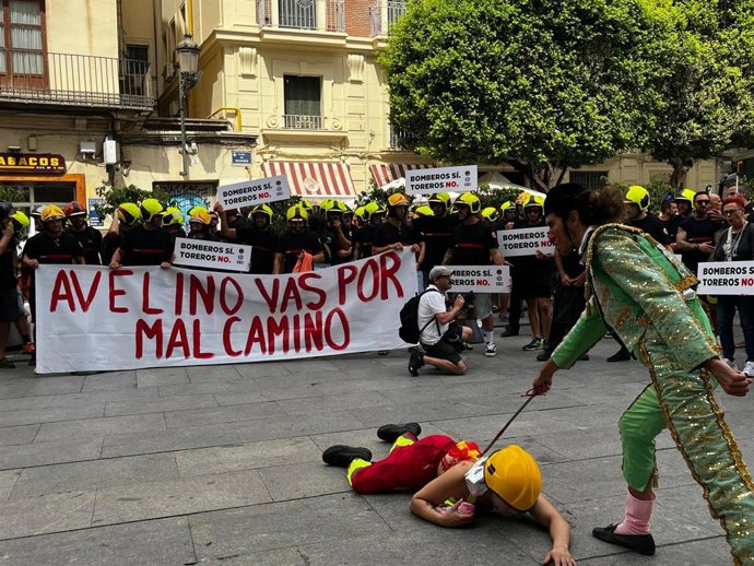 Protesta d'efectius de bombers i de col·lectius animalistes