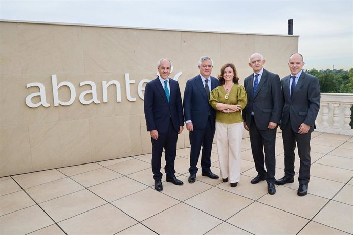 De Izquierda A Derecha: Guillermo Aranda, Santiago Satrústegui, Gadea De La Viuda, Jorge Sanz Y Joaquín Casasús, Socios Fundadores De Atl Capital Y Abante.