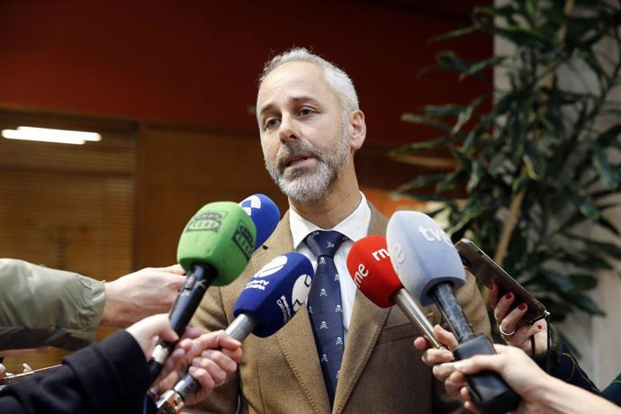 Archivo - Imagen de archivo.- El consejero de Educación, Formación Profesional y Universidades, Sergio Silva, realiza declaraciones a la prensa 