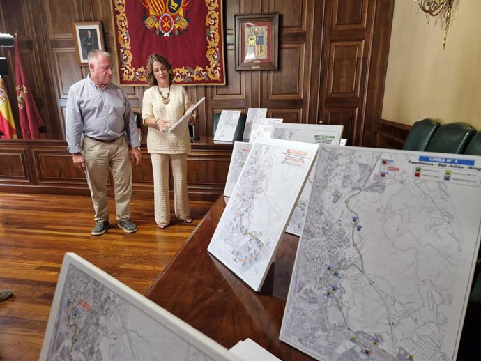 La alcalesa de Teruel, Emma Buj, junto con el concejal de Transportes, Jesús Artigot, en la presentación de las nuevas líneas de autobuses.