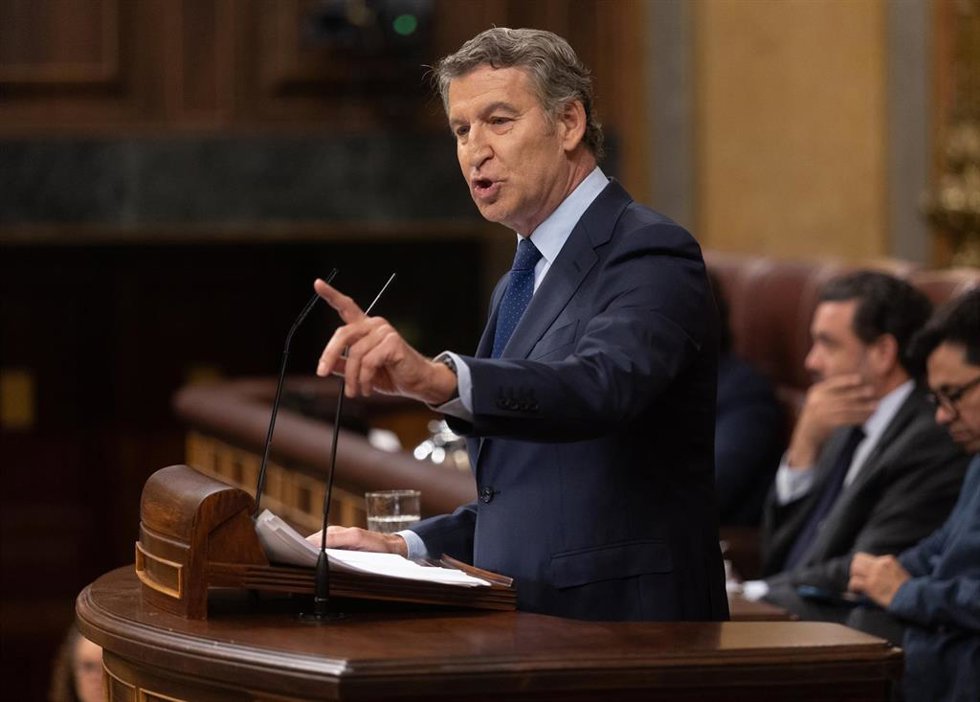 El presidente del PP, Alberto Núñez Feijóo, interviene durante un pleno extraordinario, en el Congreso de los Diputados, a 9 de julio de 2025, en Madrid (España). 