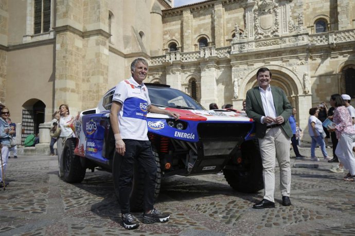 Jesús Calleja y el presidente de la Junta de Castilla y León, Alfonso Fernández Mañueco, en la presentación del vehículo con el que Calleja competirá en la Baja Aragón 2025 y el Rally Dakar 2026.