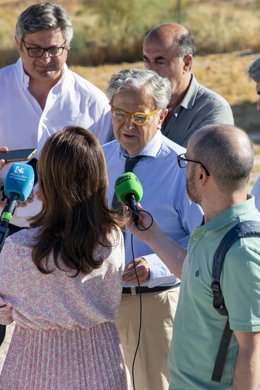 El presidente de la Diputación de Córdoba, Salvador Fuentes, atiende a los medios en su visita a Puente Genil.