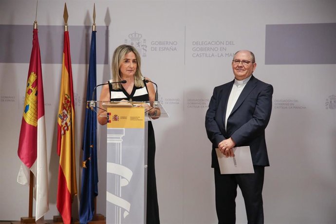 La delegada del Gobierno de España en Castilla-La Mancha, Milagros Tolón, junto al deán de la Catedral de Toledo, Juan Pedro Sánchez.