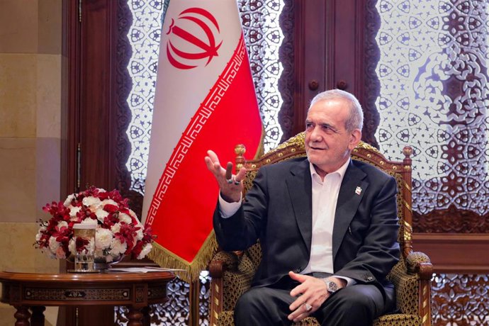 Archivo - El presidente de Irán, Masud Pezeshkian, durante una visita oficial a la capital de Omán, Mascate (archivo)