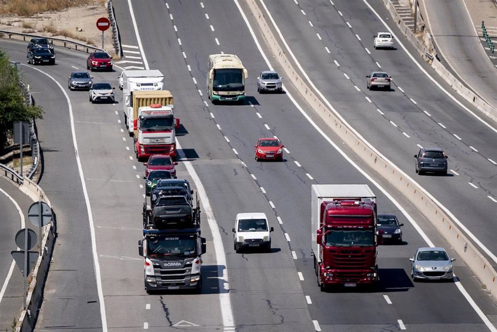 Varios vehículos circulan durante la primera operación salida de verano 2025, en la autovía A4, a 27 de junio de 2025, en Madrid (España). 