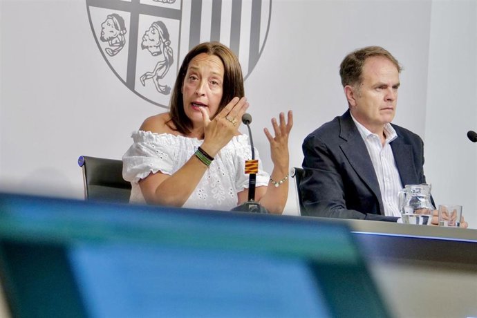 La consejera de Bienestar Social y Familia del Gobierno de Aragón, Carmen Susín, y el titular de Hacienda, Roberto Bermúdez de Castro.