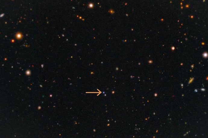 Marcado con una flecha naranja, el punto azul es el transitorio de rayos X rápido EP 250108a y la supernova que le siguió.