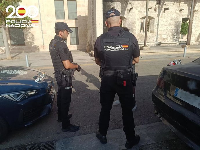 Dos agentes de Policía Nacional.