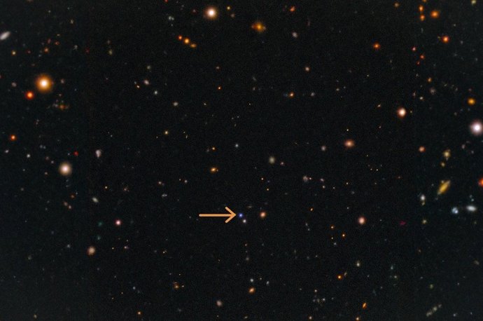 Marcado com uma seta laranja, o ponto azul é o transiente rápido de raios X EP 250108a e a supernova que se seguiu.