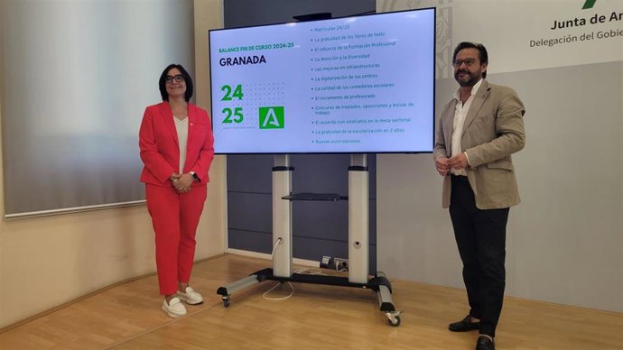 La delegada de Desarrollo Educativo de la Junta en Granada, María José Martín, con el delegado del Gobierno andaluz, Antonio Granados