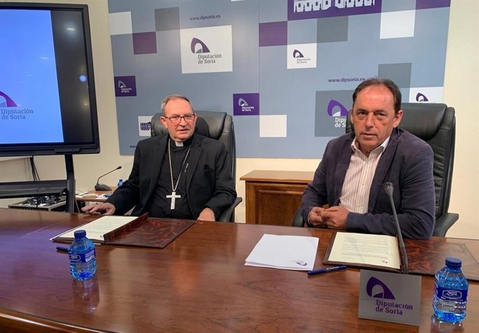El Obispo de Osma-Soria (izda) y el presidente de la Diputación Provincial firman el convenio para la restauración de templos.