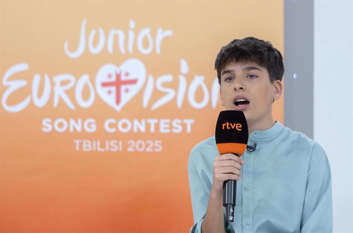 El representante de España en Eurovisión Junior 2025, Gonzalo Pinillos, durante una rueda de prensa, en Torrespaña, a 23 de julio de 2025, en Madrid (España). Gonzalo Pinillos, de 14 años, ha sido elegido por RTVE para representar a España en Eurovisión J