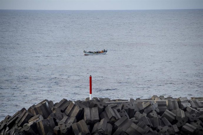 Archivo - Un cayuco a su llegada al puerto de La Restinga, a 7 de diciembre de 2024, en El Hierro.