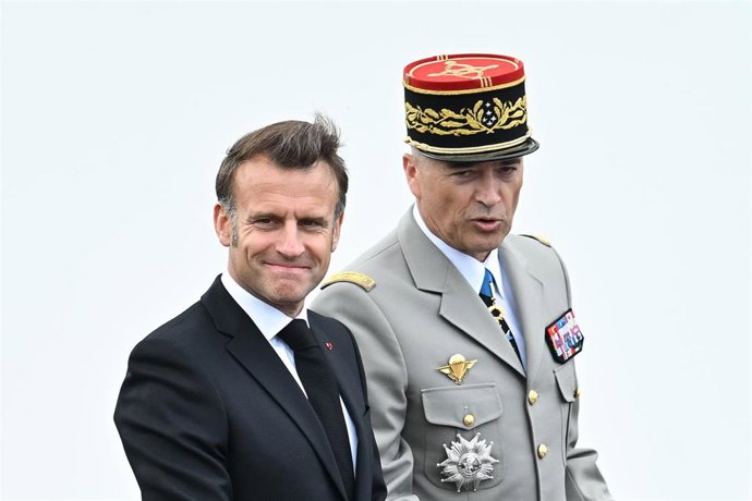 Archivo - El presidente de Francia, Emmanuel Macron (i), junto al jefe del Estado Mayor del Ejército francés, Thierry Burkhard (d), durante un desfile en mayo de 2025 (archivo)