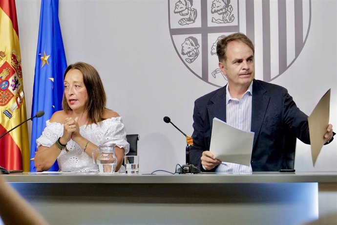 Los consejeros de Hacienda, Roberto Bermúdez de Castro, y de Bienestar Social, Carmen Susín, del Gobierno de Aragón.