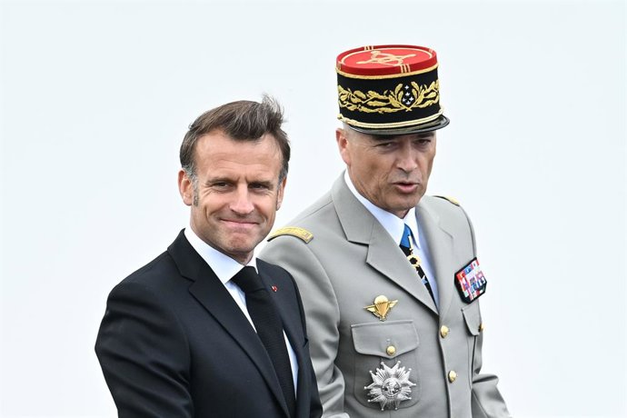 Archivo - Arquivo - 8 de maio de 2025, Paris, Ile-De-France (Região, França): Desfile militar e revista das tropas pelo Presidente da República Emmanuel Macron e pelo General Thierry Burkhard. Comemoração de 8 de maio de 1945, pelo 80º aniversário da vitó