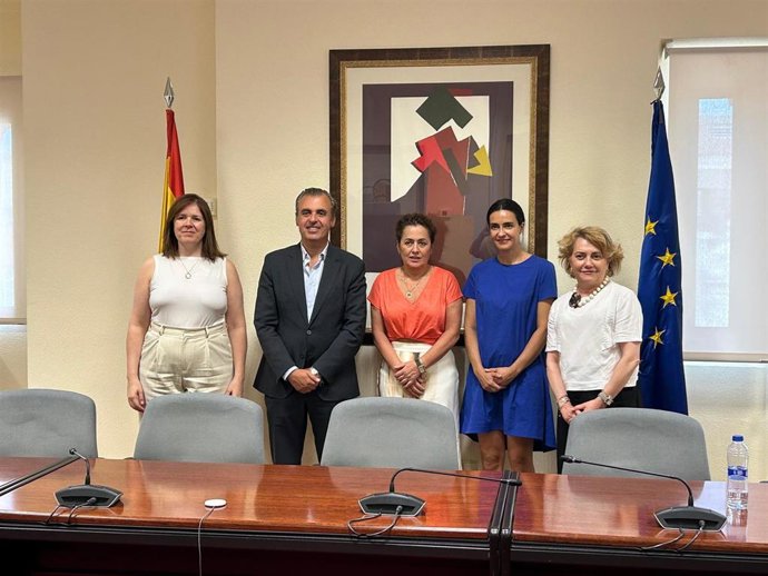 El conseller de Educación y Universidad, Antoni Vera, durante una reunión con la secretaria general de FP, Esther Monterrubio, y la directora general de FP y Ordenación Educativa, Isabel Salas