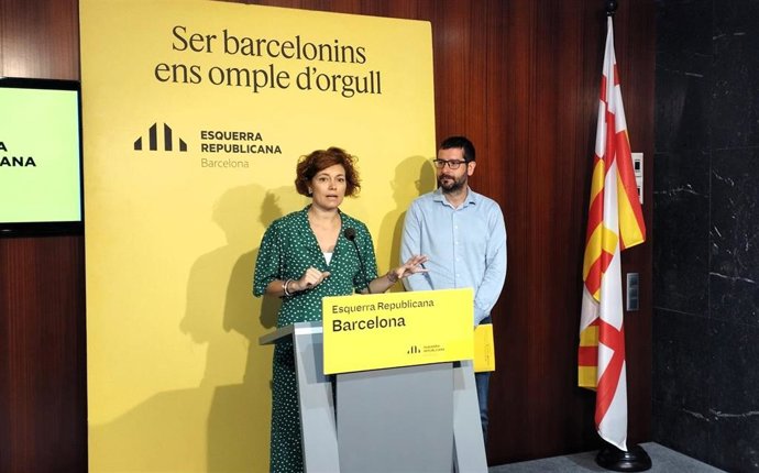 La líder de ERC en el Ayuntamiento de Barcelona, Elisenda Alamany, y el portavoz del grupo, Jordi Castellana, en rueda de prensa este miércoles.