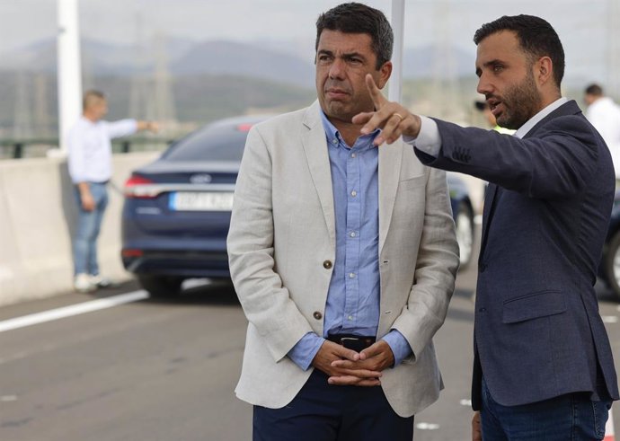 El president de la Generalitat valenciana, Carlos Mazón, acompanyat per l'acalde de Sagunt, Darío Moreno Lerga, durant l'obertura del vial estructural de Parc Sagunt II, a 23 de juliol del 2025, a València, Comunitat Valenciana (Espanya). 