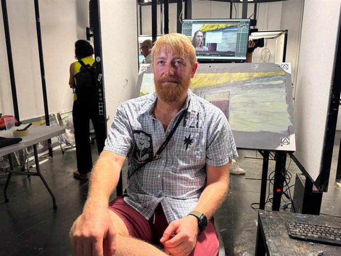 El director Hugh Welchman durante las pruebas de selección de Barcelona, en el centro de arte Hangar.