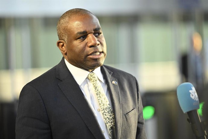 Archivo - 04 April 2025, Belgium, Brussels: David Lammy, British Foreign Secretary speaks to the press upon arrival at NATO headquarters in Brussels, ahead of the North Atlantic Council meeting focused on alliance cohesion and continued support for Ukrain